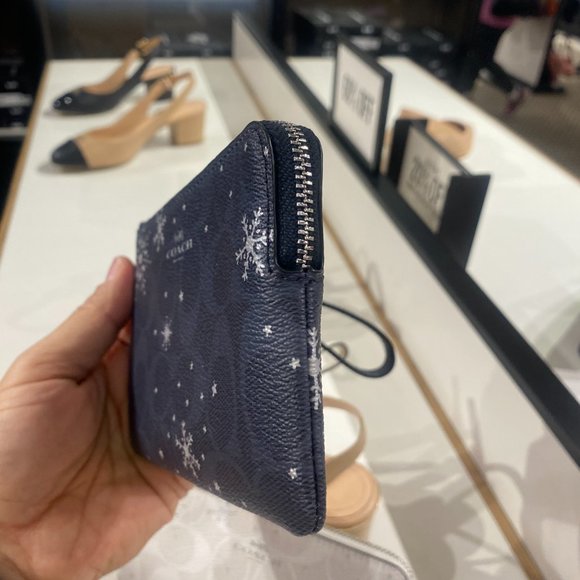 CORNER ZIP WRISTLET IN SIGNATURE CANVAS C1862 - Picture 2 of 5